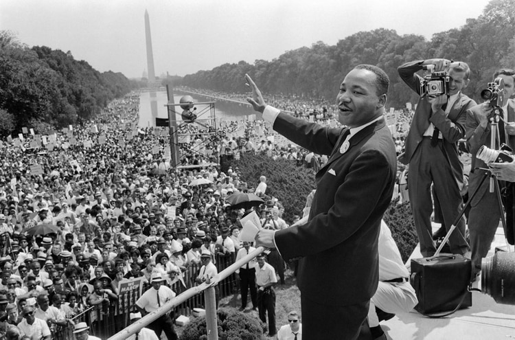 El líder de los derechos civiles Martin Luther KIng  saluda a sus seguidores el 28 de agosto de 1963 en el centro comercial de Washington DC (Monumento a Washington al fondo) durante la Marcha por Washington