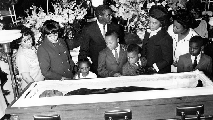 El cuerpo de King fue fotografiado el 8 de abril de 1968, después de su asesinato en Memphis. Su esposa, Coretta, encabezó una marcha silenciosa de 50.000 personas por las calles de Memphis antes de proclamar un discurso televisado en su funeral (AP)