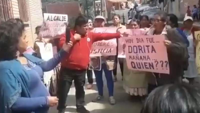Residentes de Chulumani protestan por agresiones de alcalde a una mujer