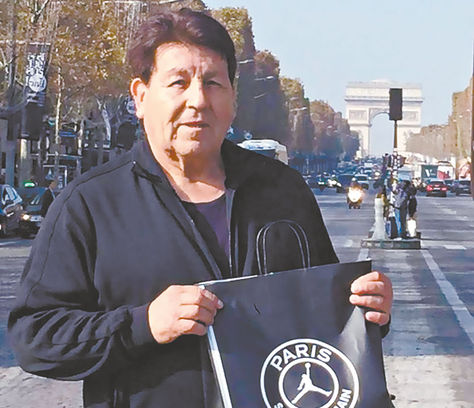 Barrientos, ayer en el centro de la capital francesa, donde reside hace años. En el fondo, el Arco del Triunfo. Foto: Víctor Barrientos