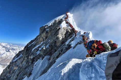 Intenso tráfico de montañistas que se alinean para pararse en la cima del Monte Everest. Foto: AFP
