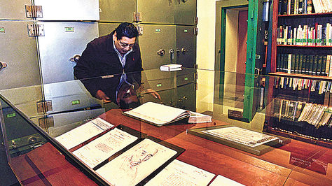 El director de la Biblioteca de la Asamblea Legislativa, Luis Oporto, junto con los textos.