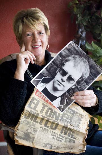 Linda Hannon la exnovia de Elton John con una fotografÃ­a del cantante cuando aÃºn se llamaba Reginal Dwight, y un periÃ³dico antiguo con su historia.