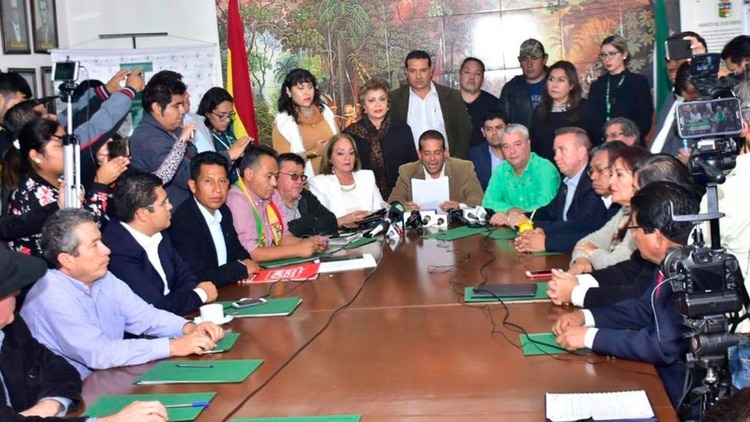 Luis Fernando Camacho en la cabecera de la mesa del Encuentro Nacional por la Democracia y el Estado de Derecho en Bolivia