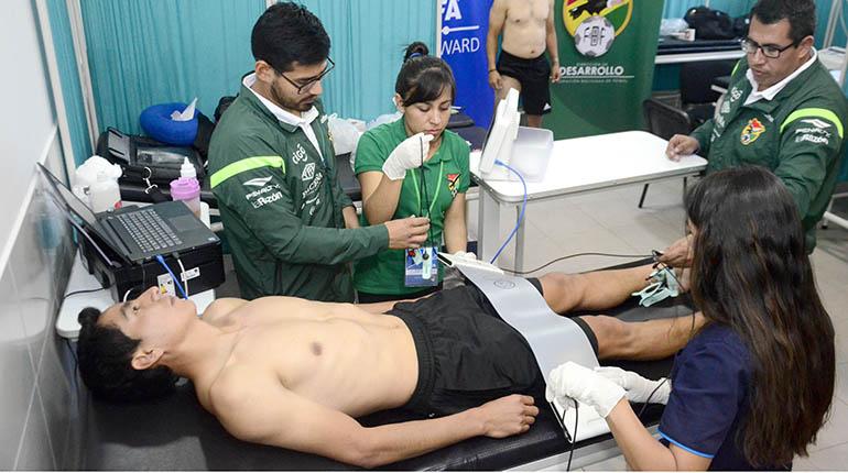 Dos árbitros son evaluados por el personal médico de la FBF, en el Cefed de La Tamborada. | JOSÉ ROCHA