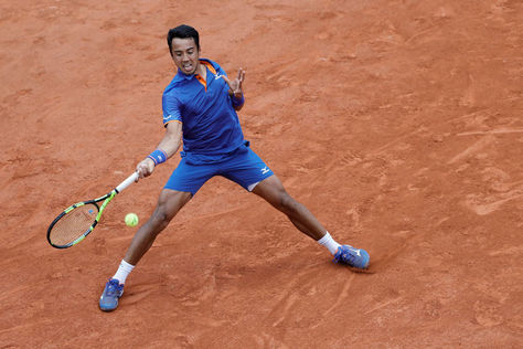 Hugo Dellien golpea la pelota durante el partido contra Tsitsipas. Foto: AFP