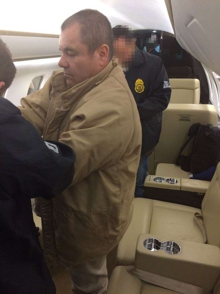 El narcotraficante mexicano Joaquín "El Chapo" Guzmán el jueves 19 de enero de 2017, a su llegada al aeropuerto MacArthur, en Nueva York (Estados Unidos), procedente de Ciudad Juárez (México) (EFE).