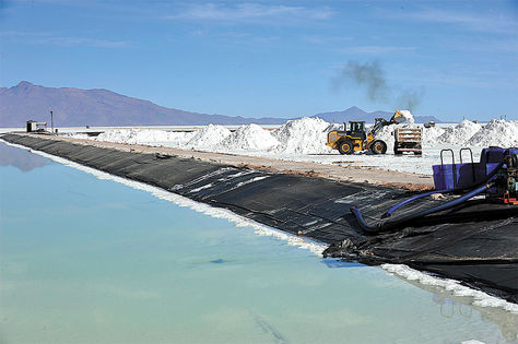 Potosí. Extracción de salmueras en el salar de Uyuni, Potosí, que tiene las reservas más grandes de litio del mundo.