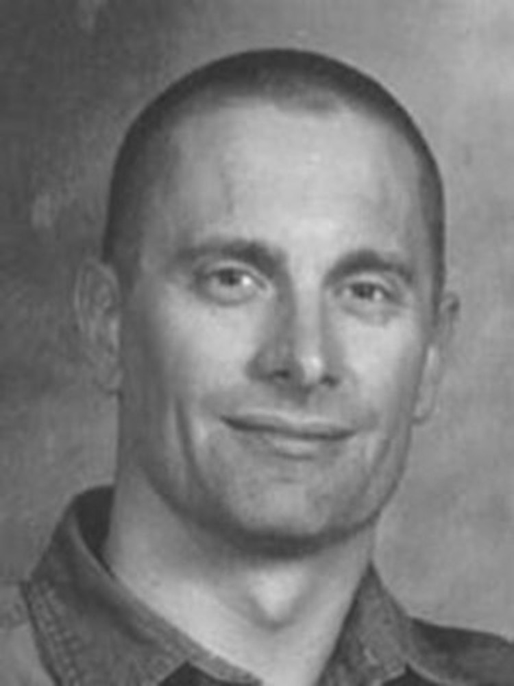 Robert William Fisher nació el 13 de abril de 1961 en Brooklyn, Nueva York