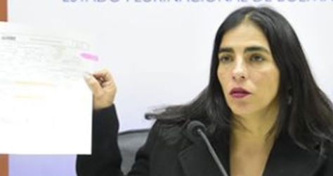 Ministra Gabriela Montaño muestra el registro del Sigep de la trasferencia que se hizo a la Gobernación