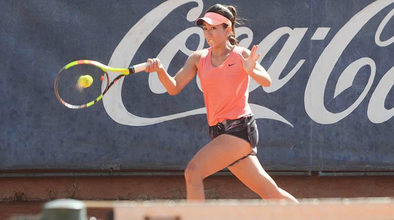 La tenista valluna Mariana Zegada, en el torneo Tunari Junior Open, ayer. | PABLO RIVERA