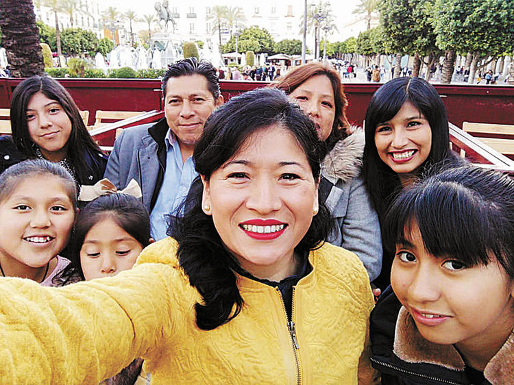 Selfi. La nueva concejala con ciudadanos bolivianos.