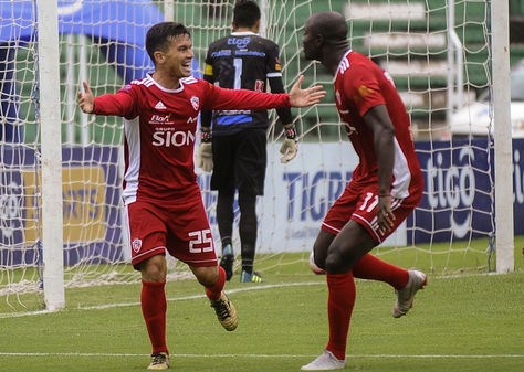 Milano (izq.) y Mosquera, figuras de Royal Pari en la Copa Sudamericana. Foto: APG