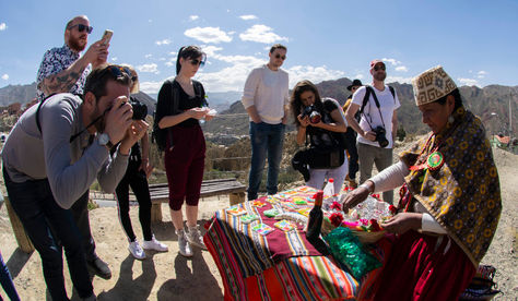 El grupo de influencers que llegó a La Paz participa de una ofrenda andina.