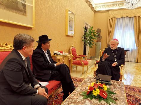 El canciller Diego Pary con su homólogo del Vaticano, monseñor Paul Richard Gallagher.