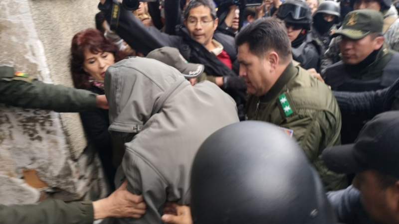 Medina yace en una colchoneta y es asistido por un tanque de oxígeno, según abogado