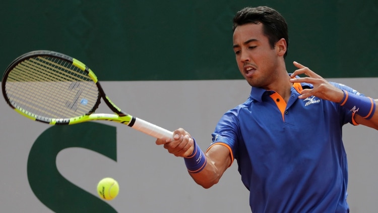 Hugo Dellien quedó eliminado en Roland Garros tras perder ante Stefanos Tsitsipas (AFP)