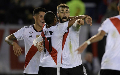 Lucas Pratto y el festejo con sus compañeros de equipo.