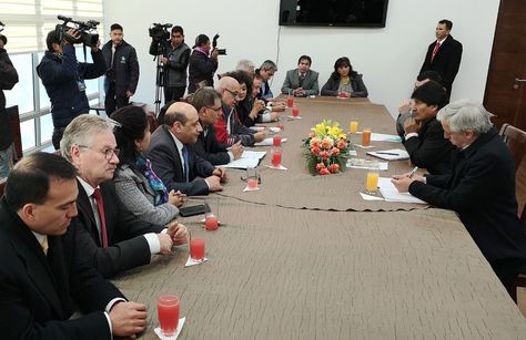 Reunión entre autoridades y representantes de medios de comunicación.