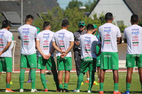 Villegas da instrucciones a sus dirigidos en L’Eraudiere. Foto: Prensa FBF