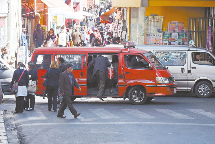 Sanjinés. pasajero aborda el minibús en media calle.