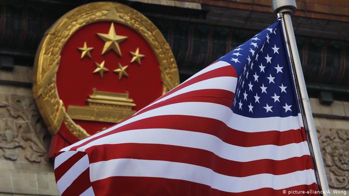 Während einer BegrüÃungszeremonie in der GroÃen Halle des Volkes in Peking wird neben dem chinesischen Emblem eine amerikanische Flagge gezeigt (picture-alliance/A. Wong)