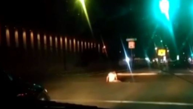 Migrantes en ocasiones salen del drenaje para pasar del otro lado (Foto: captura de pantalla)