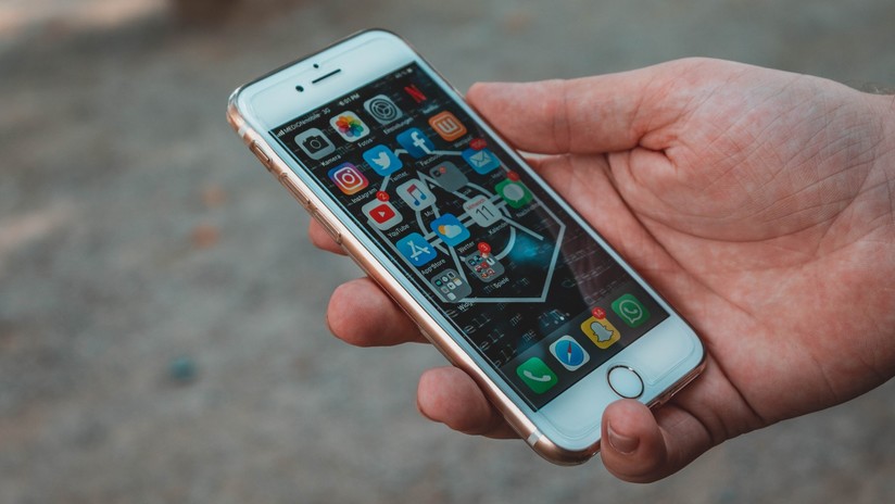 Un joven muere electrocutado mientras utilizaba su teléfono conectado al cargador