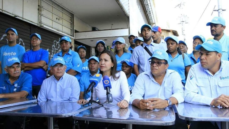 Los diputados Omar González y Juan Pablo García junto a la opositora María Corina Machado. los tres son dirigentes de Vente Venezuela