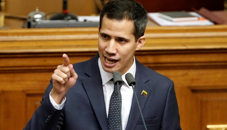 El presidente interino de Venezuela, Juan Guaidó, lideró desde la Asamblea Nacional el debate para declarar la “usurpación” del cargo presidencial por parte de Nicolás Maduro (Rueters)