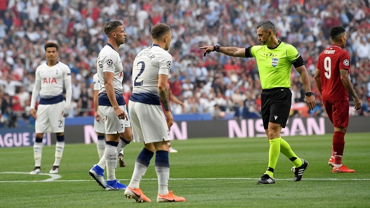 El árbitro Skomina no dudó en sancionar la mano se Sissoko dentro del área (Foto: Reuters)