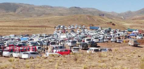 La feria de autos chutos en Pampa Colorada. Foto: Jorge Quispe