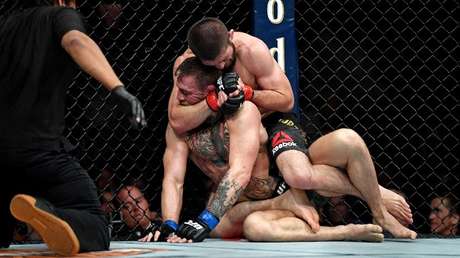 Khabib Nurmagomédov pelea con Conor McGregor durante  la velada UFC 229. 