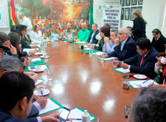 CÍVICOS Y POLÍTICOS DE LA OPOSICIÓN SE REUNIERON EL 24 DE MAYO EN SANTA CRUZ.