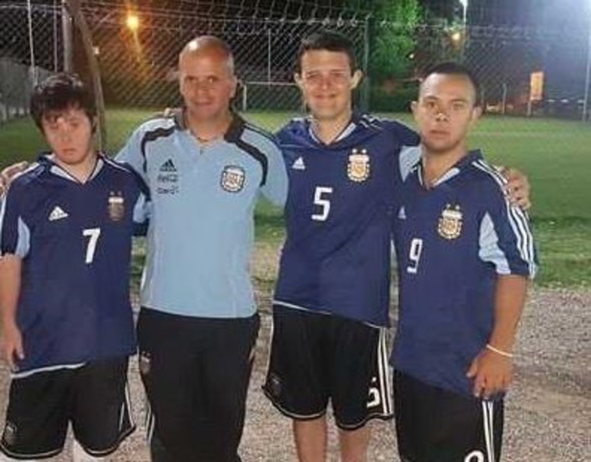 Chiqui VelÃ¡rdez junto a algunos de los integrantes de la SelecciÃ³n Argentina de Futsal de SÃ­ndrome de Down.