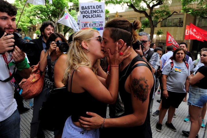 Mariana Gómez y su esposa Rocío Girat, durante un besazo realizado en 2018 cuando se confirmó el procesamiento. (Rubén Digilio/Archivo)