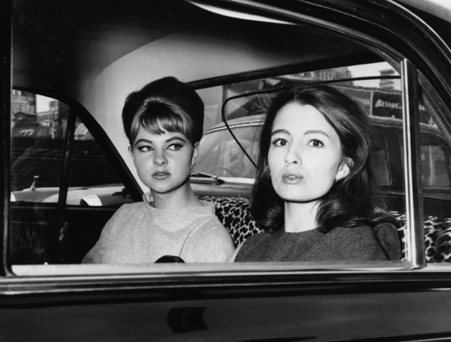 Mandy Rice-Davis y Christine Keeler el primer día de juicio por el caso Profumo. Mandy Rice-Davis y Christine Keeler el primer día de juicio por el caso Profumo.