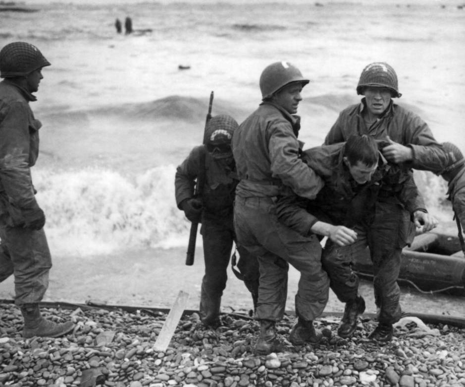 Soldados rescatados en la playa de Omaha. (Underwood Archives / The Image Works)