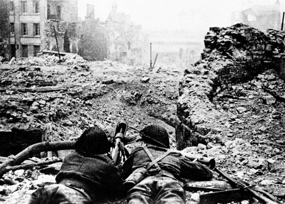 Soldados en Caen, en julio de 1944. (Cordon Press)