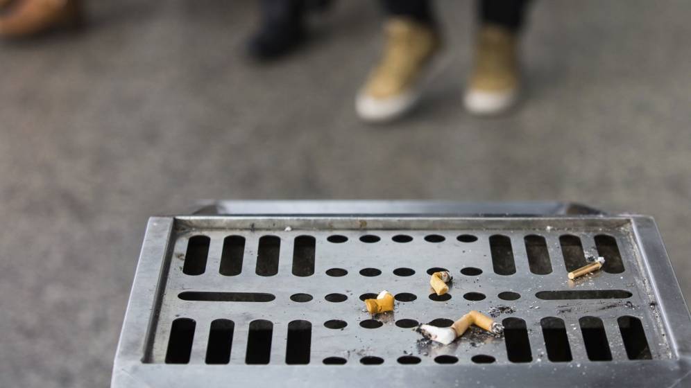 Foto: Tirar una colilla al suelo estarÃ¡ penado con mÃ¡s de 300 euros de multa (EFE/Xu Kangping)