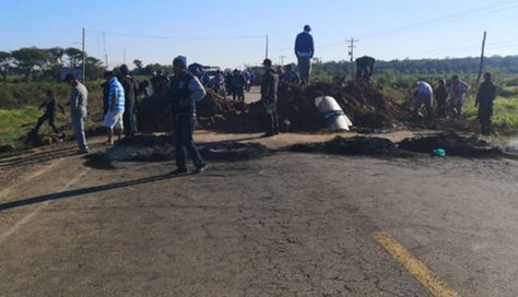 Punto de bloqueo de soyeros en la ruta Santa Cruz-Beni. Foto: Red Uno
