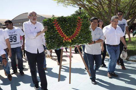 Mesa y Pedraza entregan la ofrenda florar al monumento de la marcha indígena. Fue este jueves en Trinidad.