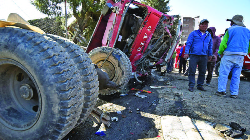 Volqueta embiste a 8 carros, deja un fallecido y 11 heridos
