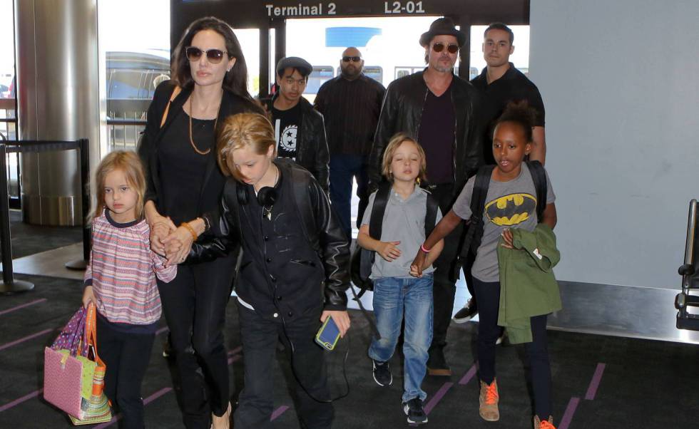 Brad Pitt y Angelina Jolie en el aeropuerto con sus hijos Pax, Maddox, Vivienne, Zahara , Knox y Shiloh en junio de 2015. rn 