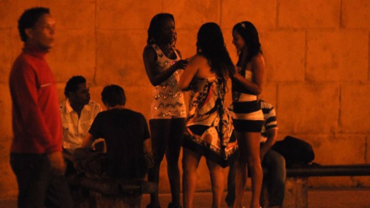 A las menores de edad no solo les pagan por sexo, sino también por compañía. (Foto de referencia)
