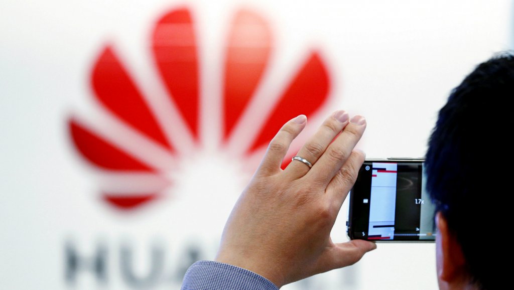 Imagen de archivo. Un hombre toma una foto al logotipo de Huawei en el Centro Europeo de Ciberseguridad de Huawei en Bruselas, BÃ©lgica, el 21 de mayo de 2019.