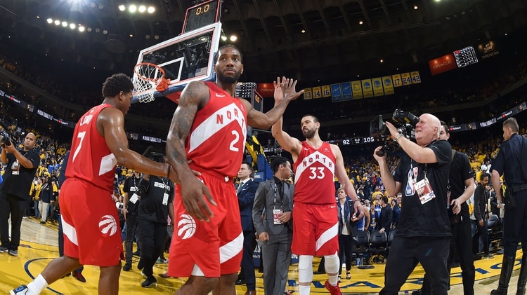 Leonardo celebra junto a sus compañeros de Toronto el tercer triunfo en cuatro partido de las Finales de la NBA 2019 (Getty Images/AFP)