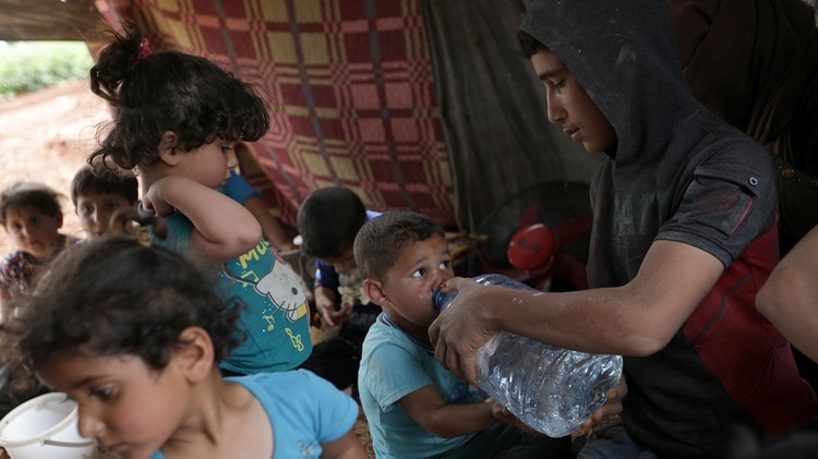 Niños sirios bebiendo agua (REUTERS/Khalil Ashawi)