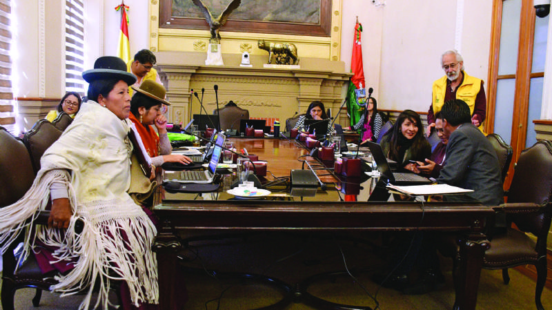 Chacón anuncia apoyo a Susz u otro candidato y alivia a Sol.bo