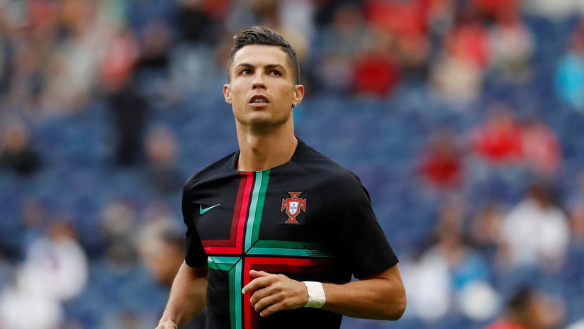 VIDEO: Ronaldo obliga a parar el autobús de Portugal para abrazar a un niño con cáncer